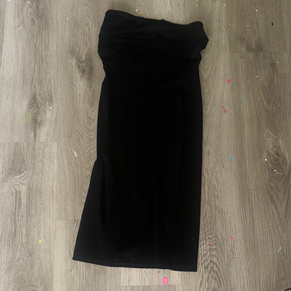 Elegant Black Strapless Dress with Slit